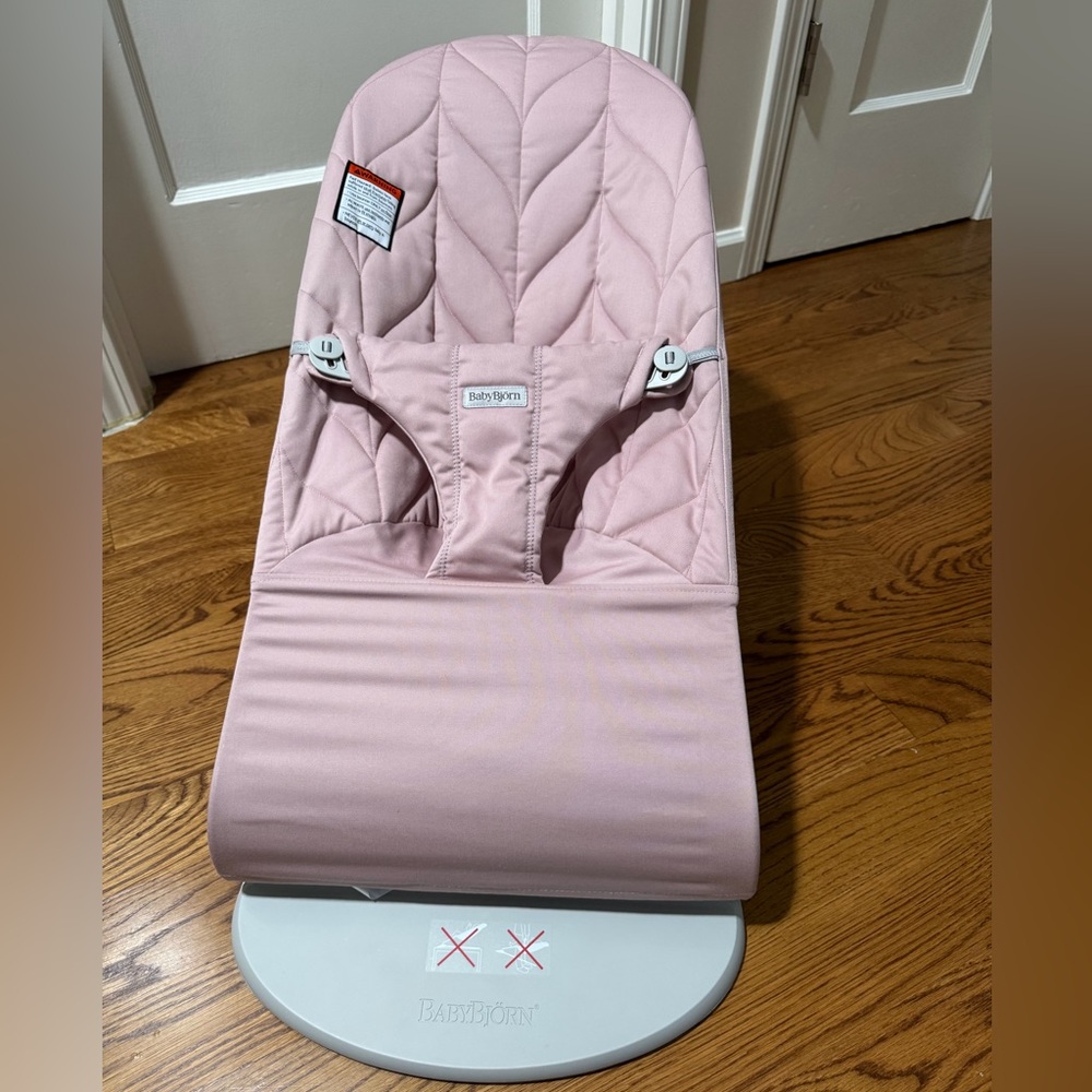 BabyBjörn Bouncer Bliss Woven Petal Quilt Cotton in Dusty Pink - Like New